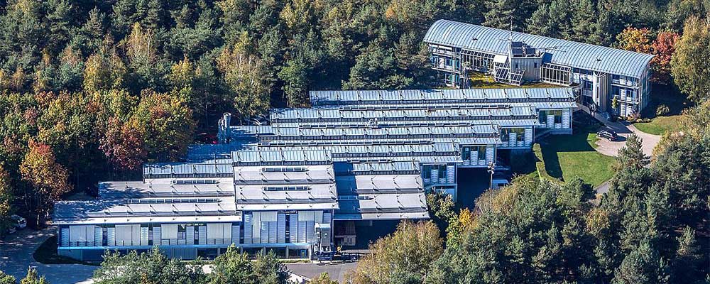 Luftklar Luftreiniger werden auf dem Gelände der Kurt Hüttinger GmbH & Co. KG in Schwaig bei Nürnberg entwickelt und in Deutschland gebaut - Luftreiniger made in Germany! Luftbild der Kurt Hüttinger GmbH & Co. KG